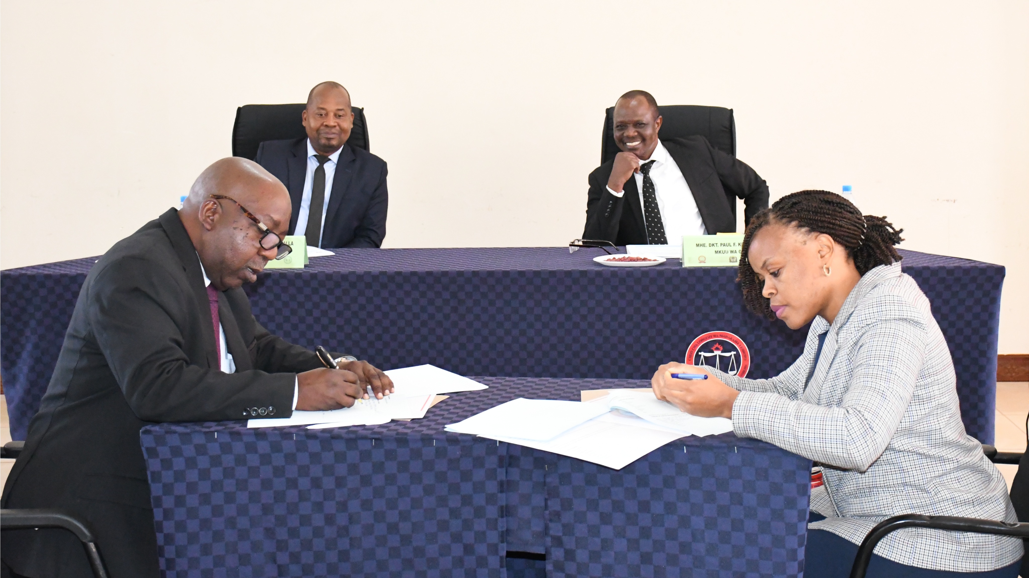 IJA NA MAHKAMA YA ZANZIBAR ZASAINI MAKUBALIANO YA KUWAJENGEA UWEZO MAAFISA WA MAHAKAMA NA WATUMISHI WENGINE